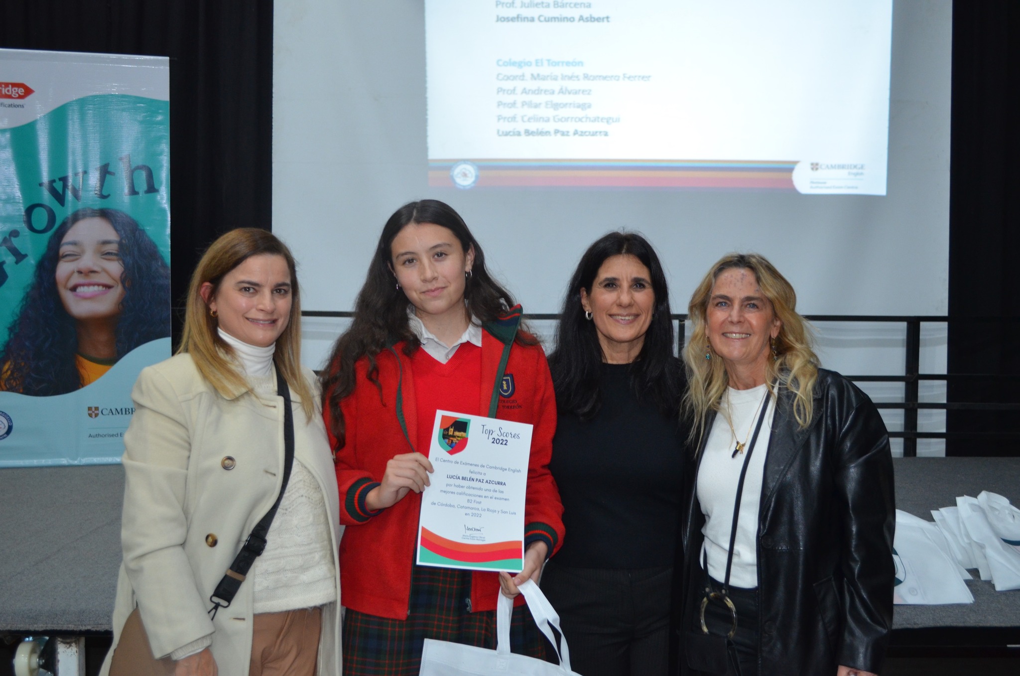 Lucía Azcurra junto a las profesoras Celina Celina Gorrochategui y María Inés Romero Ferrer y María Eugenia Obrist, Centre Exam Manager.